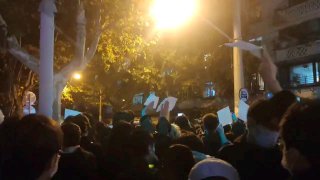 上海五原路，群众喊出四通桥勇士彭立发口号，并高呼“放人！”“罢免习近平！”“习近平，下台！”