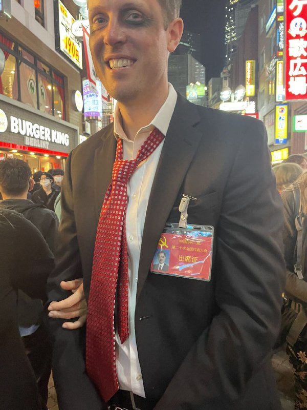 东京涩谷街头万圣节活动，有老外cos被打得鼻青脸肿的胡锦涛😂东京涩谷街头万圣节活动，有老外cos被打得鼻青脸肿的胡锦涛😂
