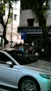 简单带两把刀逛逛街（视频发生的时间地点暂未知）#中国为什么这么安全