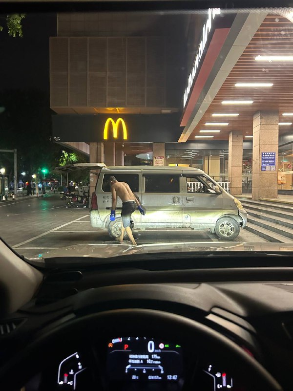 在捞地沟油，广东省佛山市禅城区张槎升宝广场麦当劳店门口投稿By