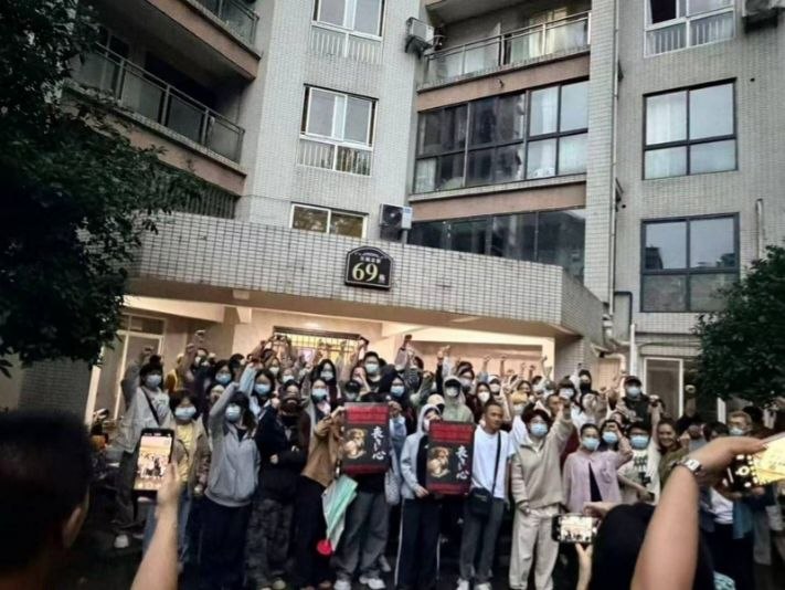 民憤難平！重慶災胞再集結 挺身提出三大訴求力抗偽政權暴力重慶「山姆打包哥」動保事件所引發的民間怒火，在中海北濱華庭社區，大量圍堵慘忍對待寵物事主家樓下的災胞群眾，遭到物業管理蠻橫攔截，隨後在無奈靜坐時更遭偽警野蠻驅逐
