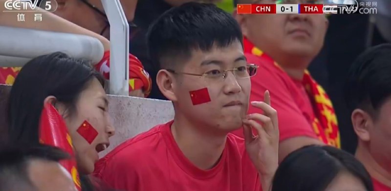 全场粉红球迷呆滞落寞无语😆墙国队主场1-1勉强逼平泰国队，点球打飞，空门不进⚽晋级亚洲18强只剩理论可能By