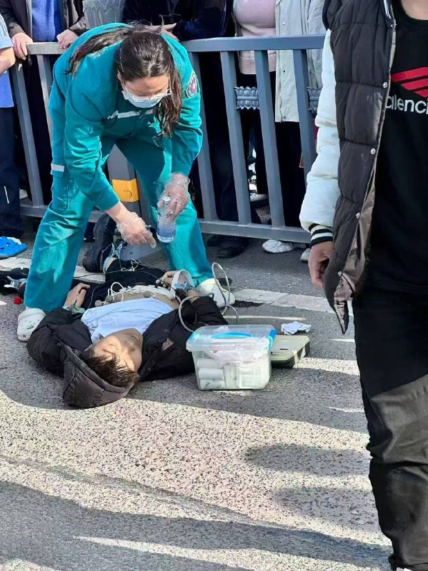 3月28日下午，河南项城人民公园附近，14岁未成年男孩持刀杀人😎 匿名投稿3月28日下午，河南项城人民公园附近，14岁未成年男孩持刀杀人😎 匿名投稿