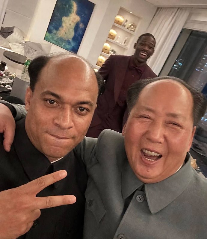 在现场，给毛泽东和姆