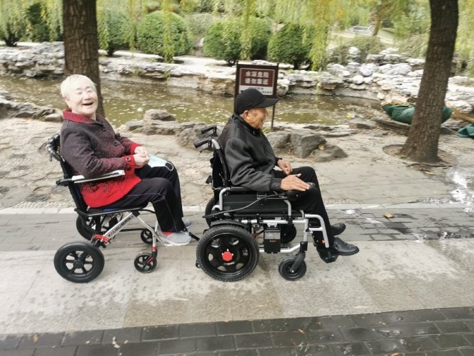 保护的老人 ，和偷着乐的家人保护的老人 ，和偷着乐的家人