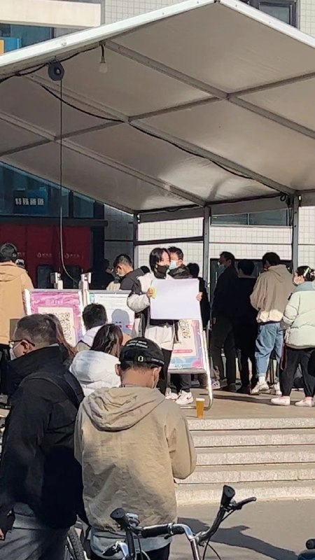 终于！在习近平“母校”清华大学，出现了一女生当众举白纸站立终于！在习近平“母校”清华大学，出现了一女生当众举白纸站立