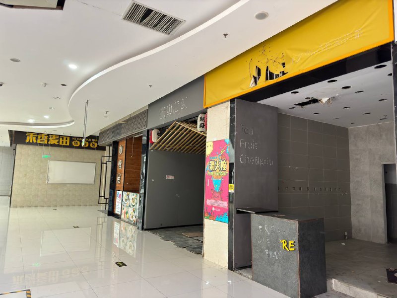 省会城市一大型商场，几十家商户关门歇业