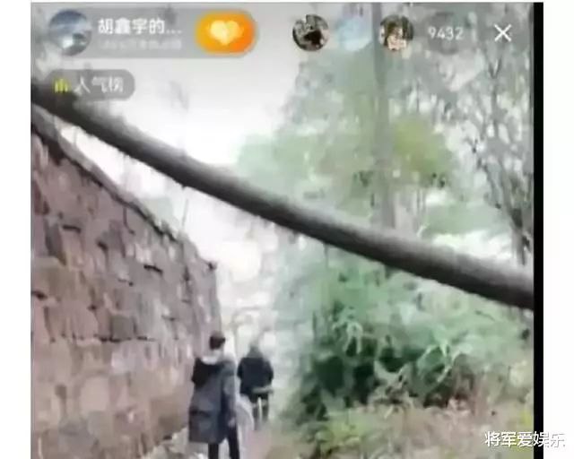 直播视频显示，胡鑫宇的舅舅曾搜索过官方认定的发现尸体的“第一现场”，仅一墙之隔，但是却从未发现过尸体或者异味