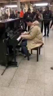 网红钢琴打卡点，有港人继续献上辱华曲目👏刺痛粉红玻璃心By