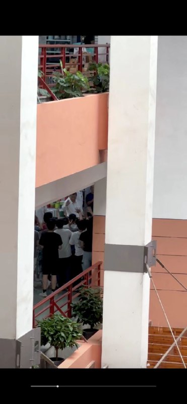 皇帝出现在浙江某地，当地摄像头全换，有案底的都关进学校吃盒饭了😘By