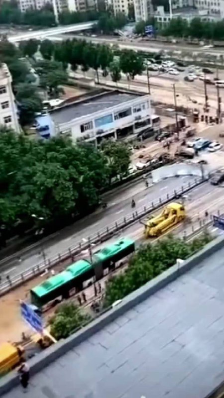 拖出来公交车了，窗户用黑布挡上了😳