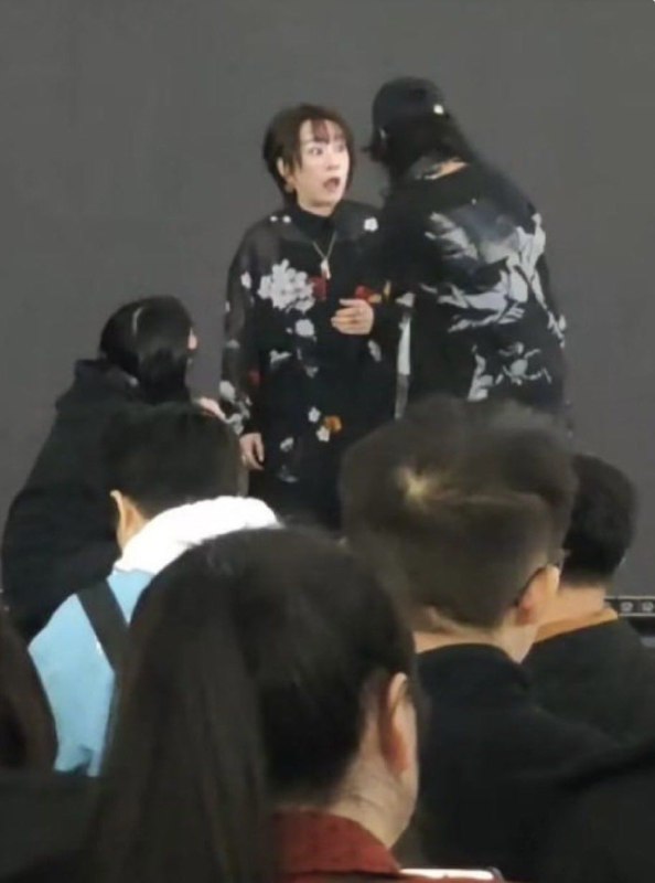 习近平及中共在短短一周时间内连环扫射了日圈粉丝、香港市民及外卖骑手，看来 #加速主义 ⏩的实践又到一个新阶段！#推背感习近平及中共在短短一周时间内连环扫射了日圈粉丝、香港市民及外卖骑手，看来 #加速主义 ⏩的实践又到一个新阶段！#推背感