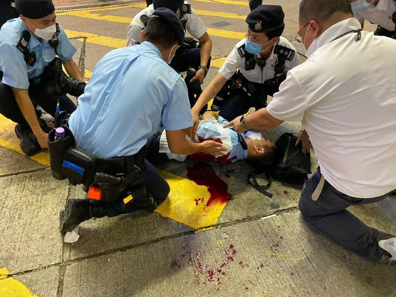 香港，一名警员怀疑在铜锣湾崇光百货门外中刀，正接受急救香港，一名警员怀疑在铜锣湾崇光百货门外中刀，正接受急救