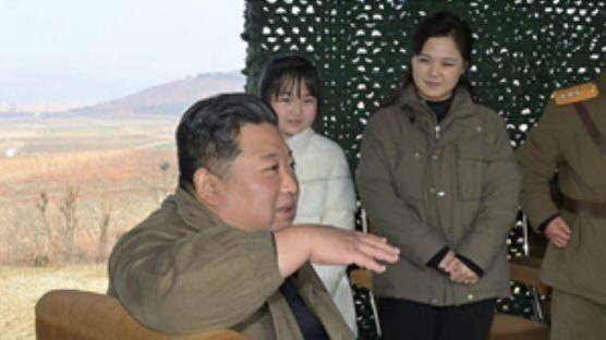 朝鲜洲际导弹发射现场 金正恩首次公开女儿照片习包子看了也羡慕，同样有女儿的，凭啥人家直接皇太女了朝鲜洲际导弹发射现场 金正恩首次公开女儿照片习包子看了也羡慕，同样有女儿的，凭啥人家直接皇太女了