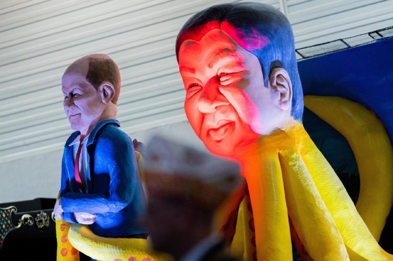 讨厌！又辱华了！昨天的科隆 Rosenmontag 花车大游行，习大大被丑化打造成一条八爪鱼，严重辱华，坚决抗议！爹也被乳了，爱上了别的男人By