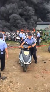 2021年6月12日，广东中山小榄镇扣车场里的摩托车🏍️在阅读了《习近平谈治国理政》后果断自焚🔥，中共痛失将其出口非洲赚外汇搞外循环🔁的好机会！
