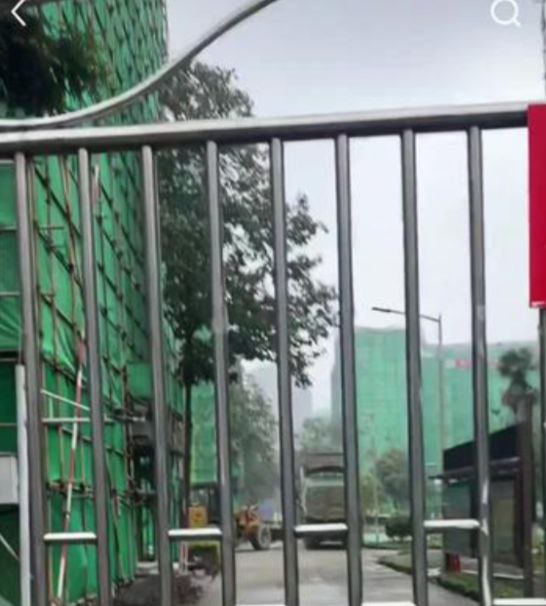 我是西南交通大学的一名辅导员，我要匿名举报成都西南交通大学的党委书记余敏明，党委副书记闫学东 ，这两头畜生搞所谓的“130周年”校庆大装修，从10月份开始，就让全校学生们住在工地脚手架中，漫天的粉尘、甲醛，有毒气体，大量学生头晕、头痛、流鼻血、咳嗽