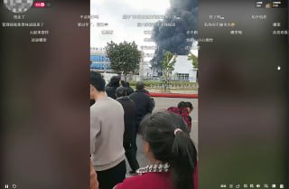 12月21日四川某工厂燃起大火😂这一烧抵过年放10天的炮仗了 直播没几分钟就掉了 中国速度👍🏻😎 匿名投稿