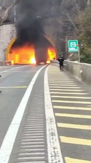 G95都衙隧道特大事故，中共裹的真严，此隧道全长3.8公里，双向车道 通行车辆预计每小时3600辆，预估发生爆炸时隧道内最少有80-130辆车，可见伤亡人数会很惨重😎 匿名投稿G95都衙隧道特大事故，中共裹的真严，此隧道全长3.8公里，双向车道 通行车辆预计每小时3600辆，预估发生爆炸时隧道内最少有80-130辆车，可见伤亡人数会很惨重😎 匿名投稿