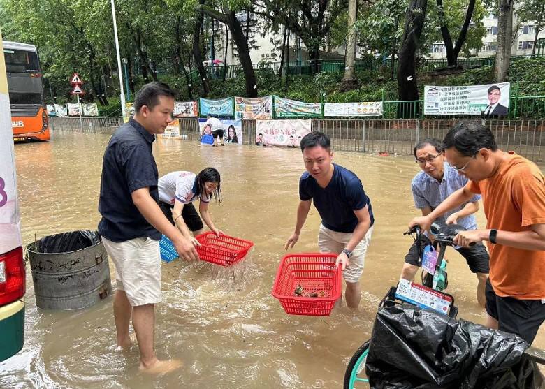忠诚的废物1穿白鞋铲淤泥2用筲箕捞垃圾34专人摆拍捡垃圾By