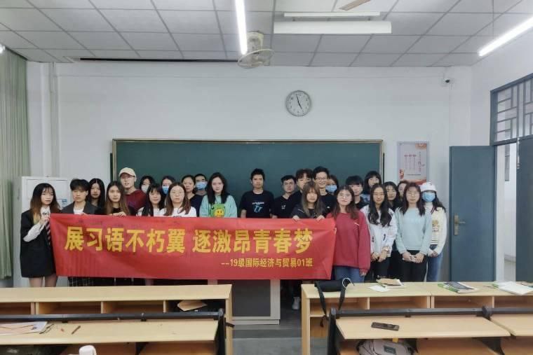 你们在他妈展示啥狗屁不通的破玩意儿😅？