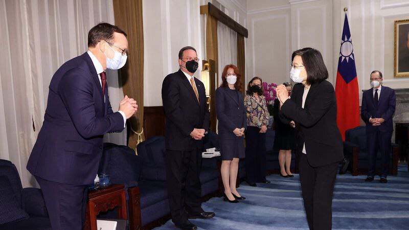 蔡英文和美国佬互相行拱手礼