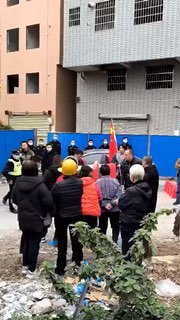 广州佛山交界位置强拆，村民开车冲击黑皮奋力反抗