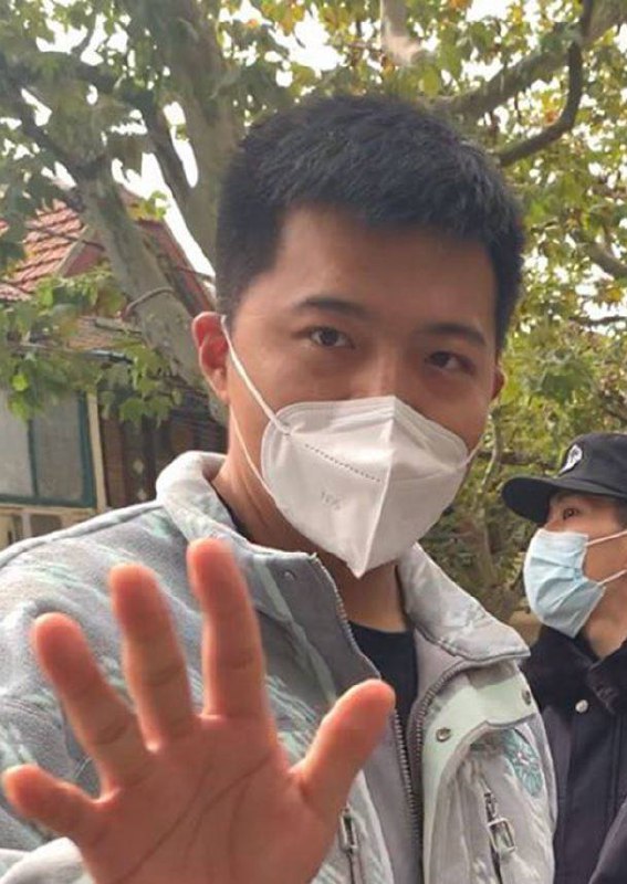 三万一件上面李宁 下面LV 大家觉得是哪件By