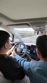 比亚迪高端品牌腾势，客户试驾途中4S店销售说可以放开双手让电脑接管（智能驾驶功能），其后追尾前车🤣By