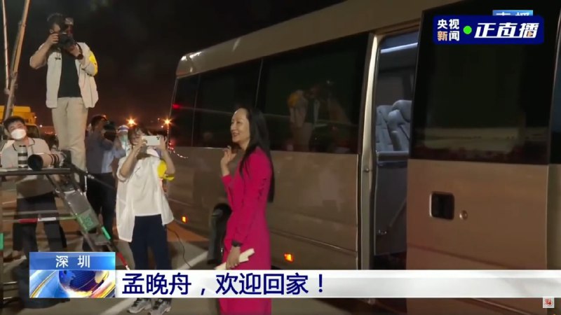 暖心，白衣小姐姐主动与不戴口罩的孟晚舟保持0.001km安全距离，坚决遵守防疫措施