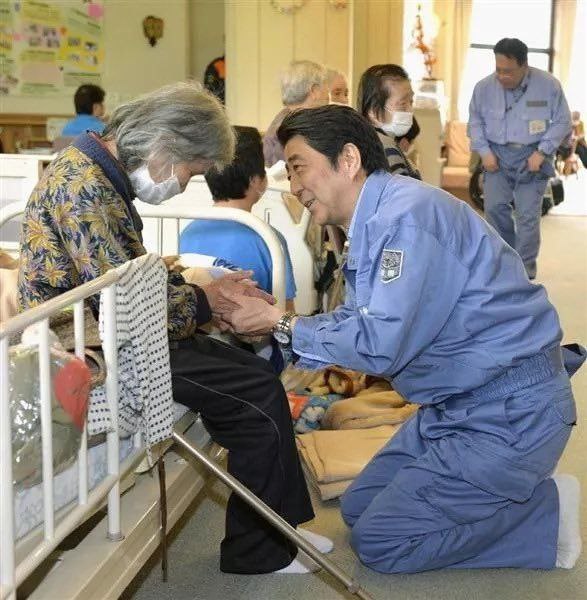 别的不说，咱们国家在维护领袖绝对权威、保护领袖绝对安全方面绝对是无可挑剔的！别的不说，咱们国家在维护领袖绝对权威、保护领袖绝对安全方面绝对是无可挑剔的！