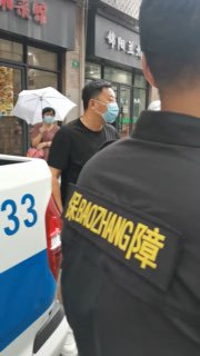 7月17日上海重固，重固无限期关闭足浴行业，老板娘上前理论，太难了