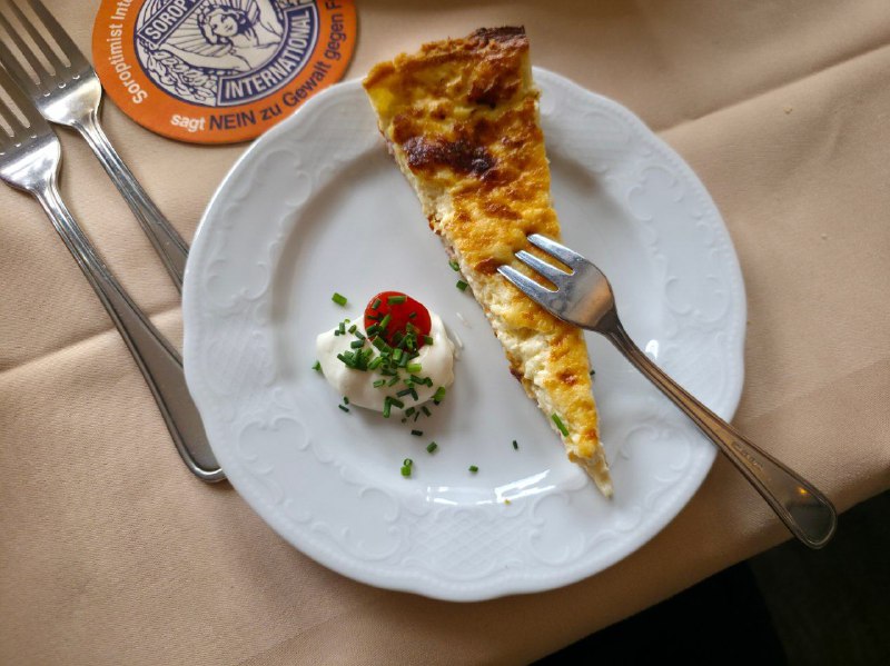 圣诞节宰了头驯鹿🦌吃鹿肉，评价是真心不如冬至东北的饺子，特别是香菇猪又馅的，哈哈哈哈🤣😂#德国美食圣诞节宰了头驯鹿🦌吃鹿肉，评价是真心不如冬至东北的饺子，特别是香菇猪又馅的，哈哈哈哈🤣😂#德国美食