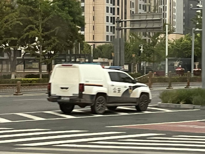 今日冒死拍摄的16岁小献忠就读的人大附中通州分校附近，校门口有警察站岗巡视，附近几个街区有便衣警察（骑的还是通州派出所的电动车）盯梢，是不是每一起发生过献忠的地方都上这个强度的黑皮？By