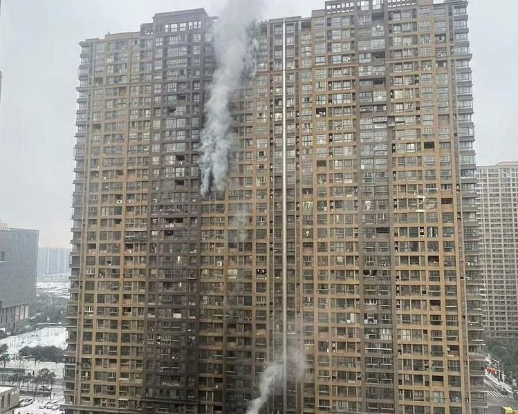 江苏南京一小区周五（2月23日）发生火灾，事故共造成15人遇难，44人在院治疗，其中，一人危重，一人重症，42人伤情较轻