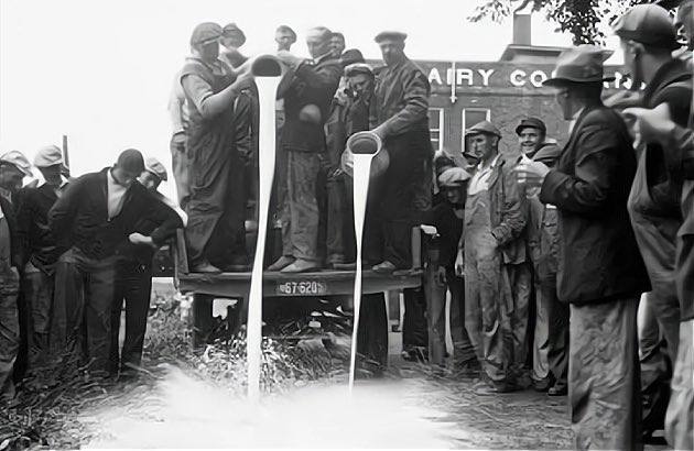 记得咱们小时候上的洗脑课吗？在中学历史课本中，专门讲述了大危机期间资本家把牛奶倒掉也不给贫苦百姓的现象