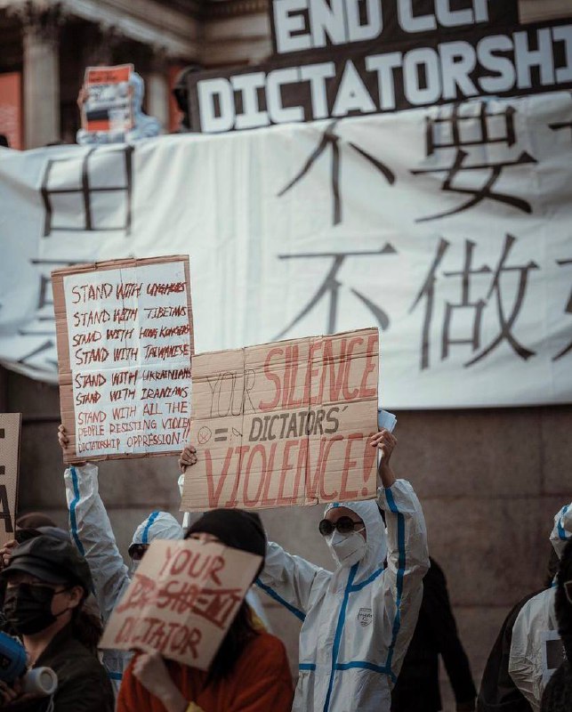 10月29日下午，由「伦敦myduty民主墙」 @Londonmydutycn 汇聚在一起的在英华人举行了第一次线下活动，在伦敦市中心特拉法加广场进行了“声援四通桥义士”的抗议集会