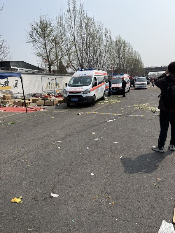 😎 匿名投稿以上三条都是北京铲车献忠的现场，以及到目前为止小编换了几组关键词，还没能从内网找到相关报道