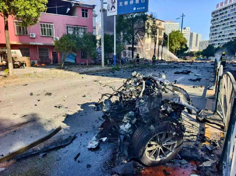 11月30日上午7时46分，湖南郴州北湖区同心路华泰城烟花爆竹“勇鑫烟花”零售门店老板彭海勇，因当地各部门领导长期索要好处举报无果，政府公文勒令限制不准他卖烟花，他吃了农药把店子炸了，那栋楼也炸了