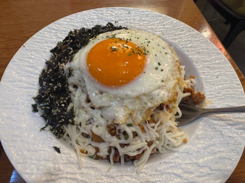 一邊吃韓式炒飯 一邊