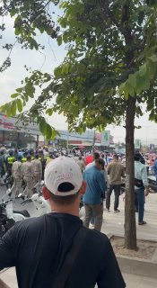 4月24日下午，柬埔寨🇰🇭金边，大批汇旺储户手举习近平画像、中柬两国🇨🇳🇰🇭元首合照及国旗、维权标语等，播放中国国歌，聚集在国家银行门口示威，但被警察暴力扯下，随后殴打示威者，踩踏两国国旗