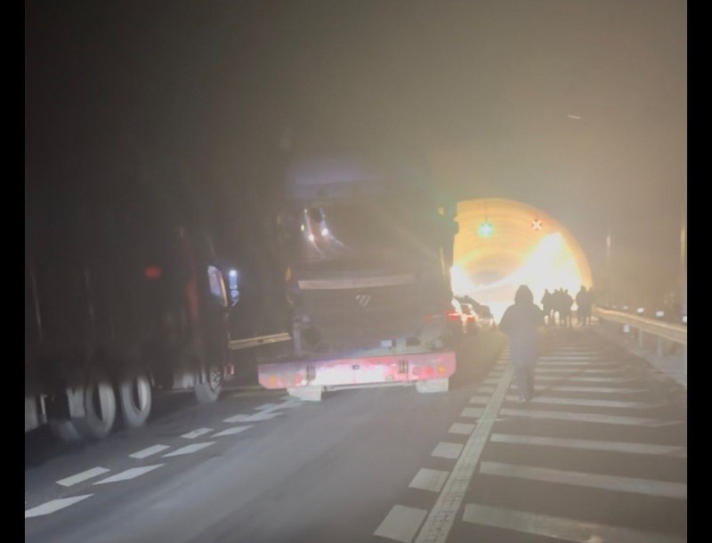 G95都衙隧道特大事故，中共裹的真严，此隧道全长3.8公里，双向车道 通行车辆预计每小时3600辆，预估发生爆炸时隧道内最少有80-130辆车，可见伤亡人数会很惨重😎 匿名投稿G95都衙隧道特大事故，中共裹的真严，此隧道全长3.8公里，双向车道 通行车辆预计每小时3600辆，预估发生爆炸时隧道内最少有80-130辆车，可见伤亡人数会很惨重😎 匿名投稿