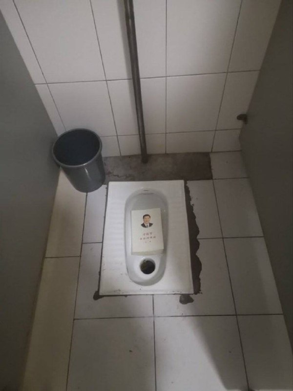 谁拉完屎没冲水？By