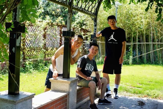 对比身高的确是吴青泽By