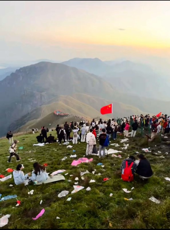 扔完垃圾，竖国旗👤