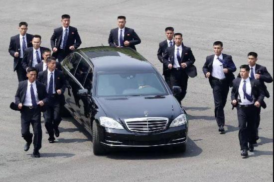 安保風格雷同，只是保鏢數量不及金正恩🕶️ 匿名投稿安保風格雷同，只是保鏢數量不及金正恩🕶️ 匿名投稿