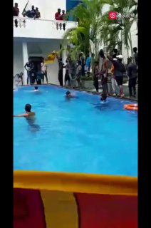 斯里兰卡民众进入总统府,中国人100年内有希望去 中南海泡澡吗