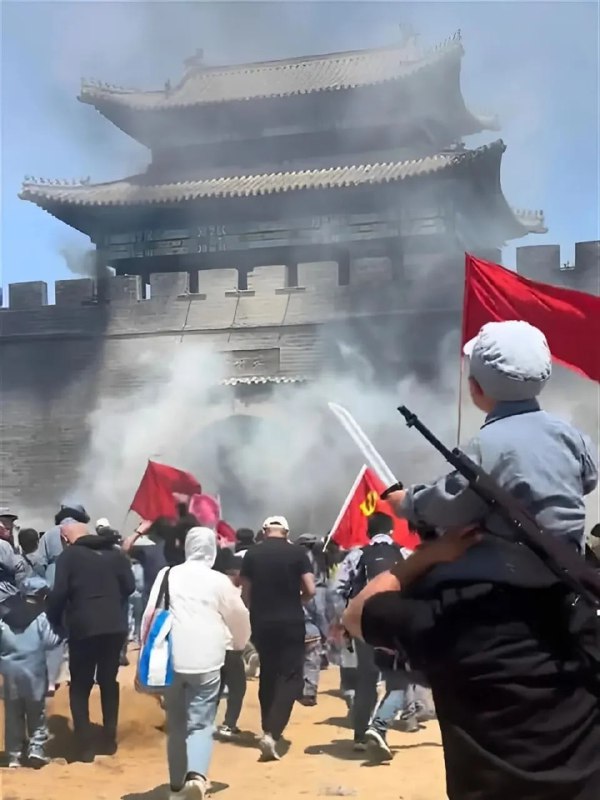 游客举起“步枪”、“大刀”攻县城，景区变身“抗日战场”，这是山东沂南县“红嫂家乡旅游区”的沉浸式演出《跟着团长打县城》，该剧曾在社交媒体红极一时，却在热度高峰被突然叫停