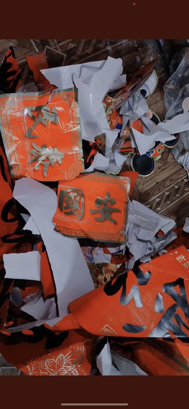 目前在乌克兰的中国留学生非常恐慌，争先恐后撕毁中国春联！目前中国大使馆已经失联，中国留学生求助无门！#战狼2